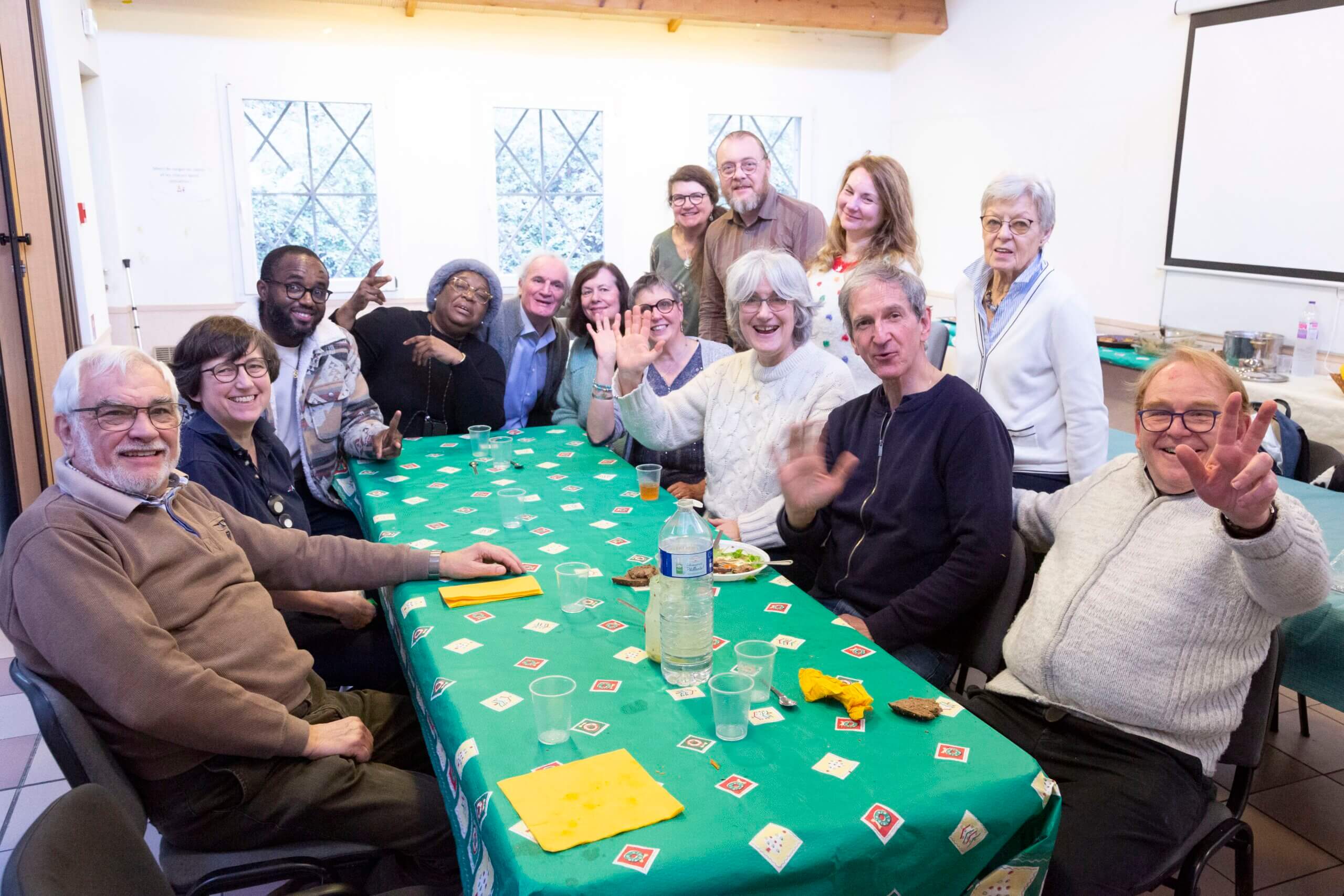 Des personnes souriantes assises autour d'une table