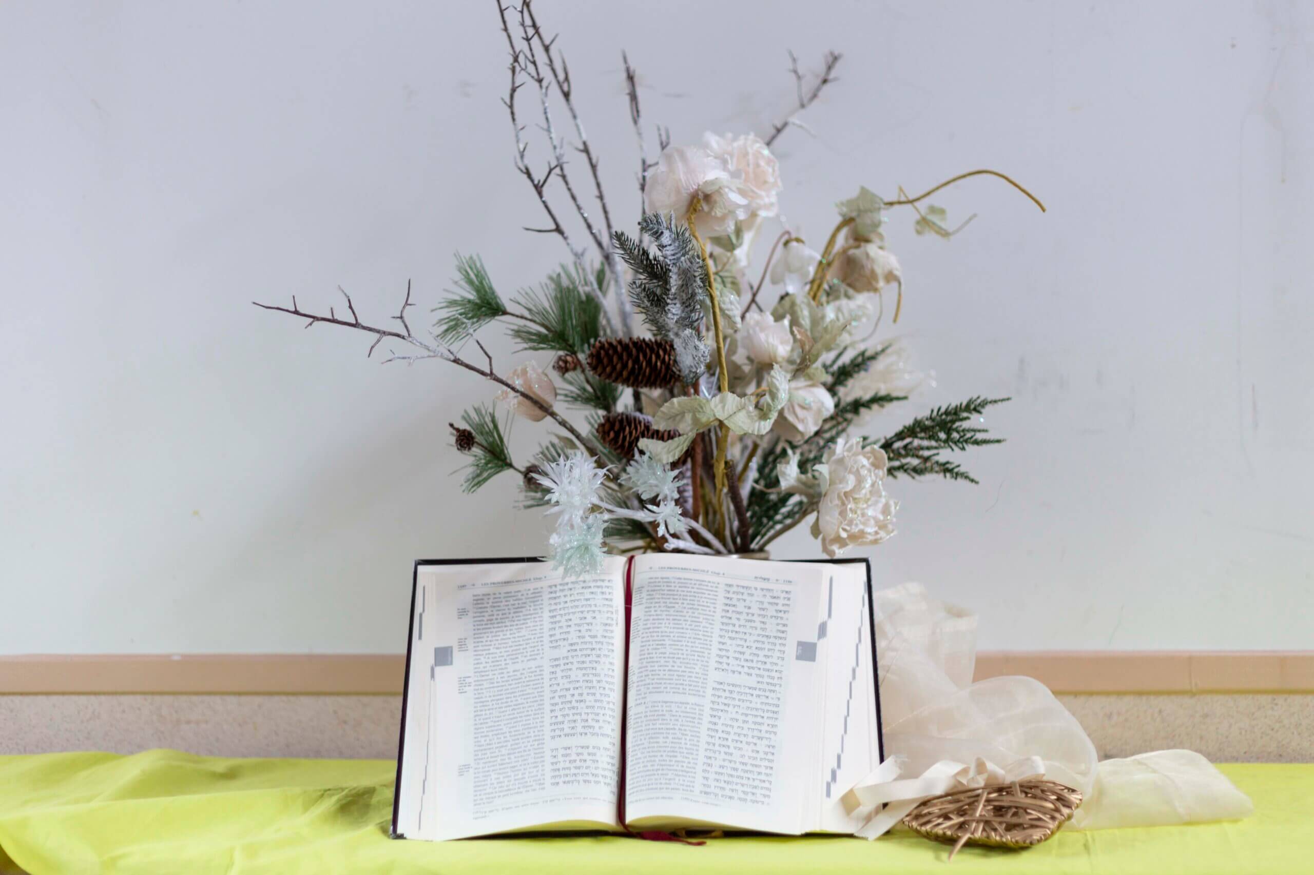 Une Bible ouverte devant un bouquet de fleurs