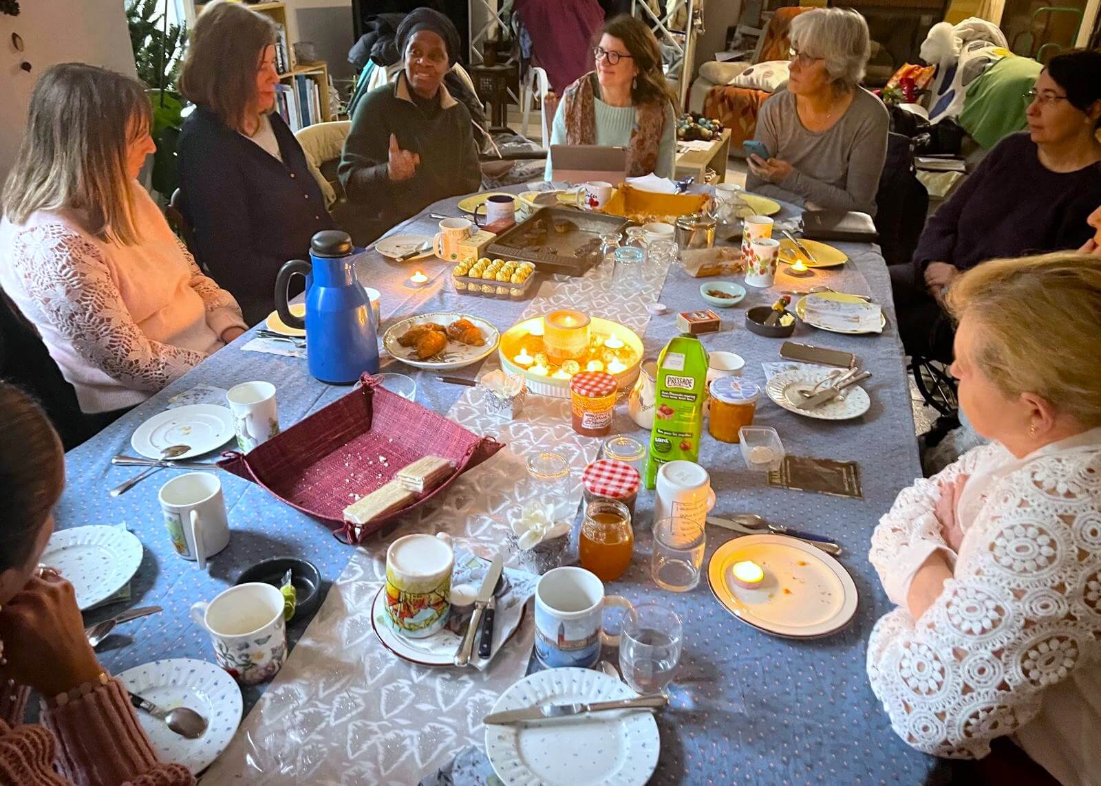 Un groupe de femmes attablées en train de discuter