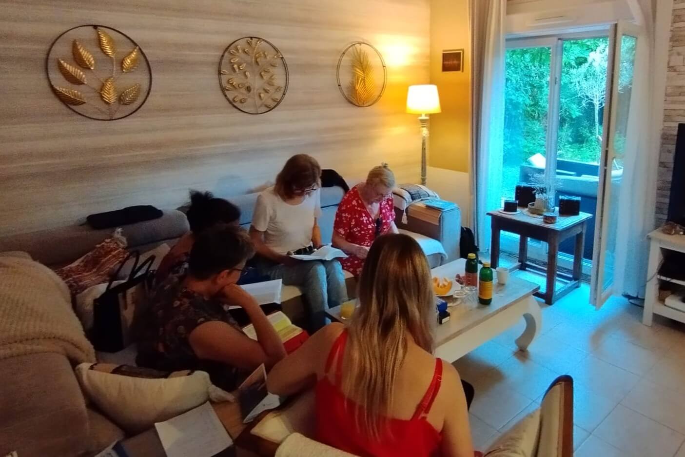 Groupe réunit dans un salon chaleureux