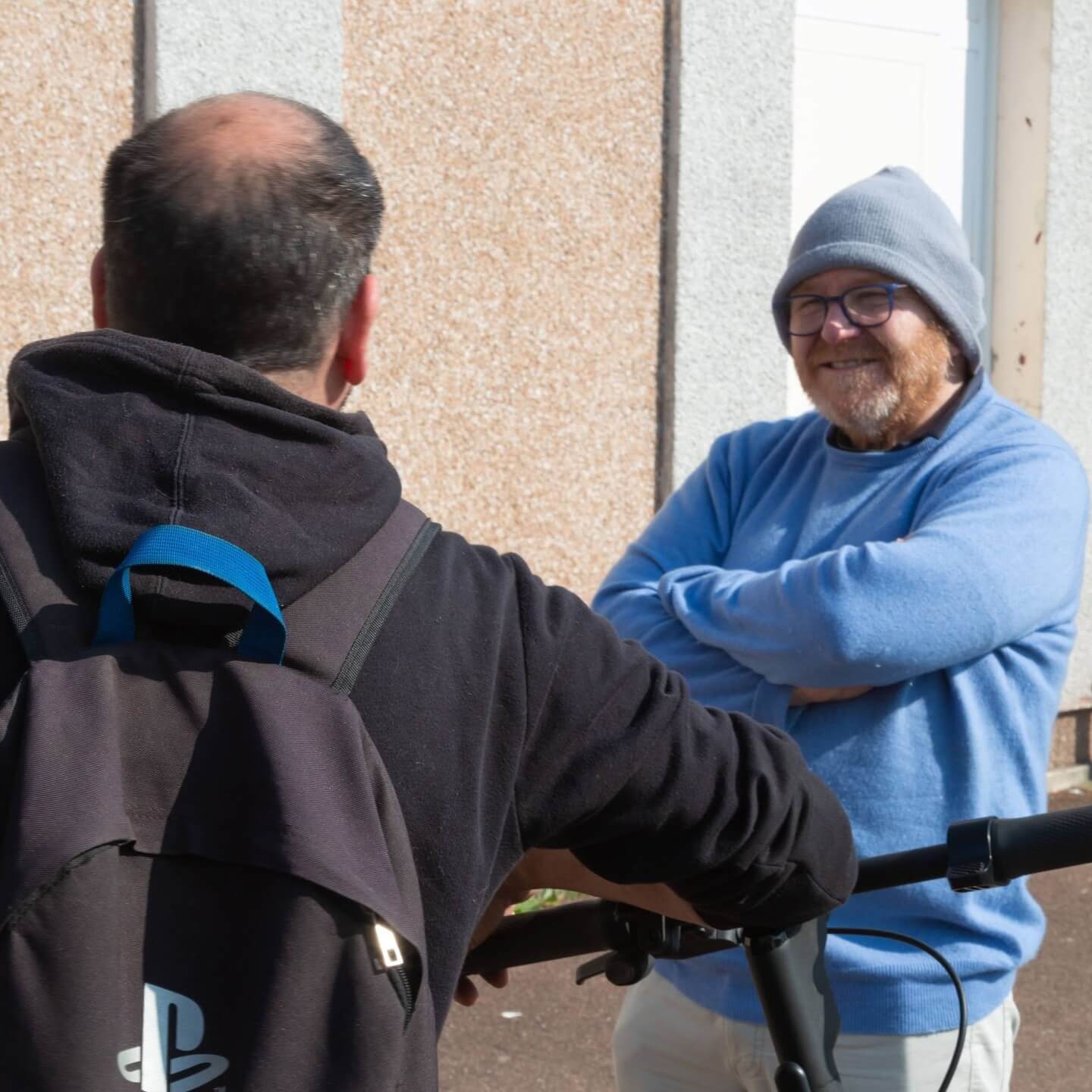Deux hommes discutant dans la rue
