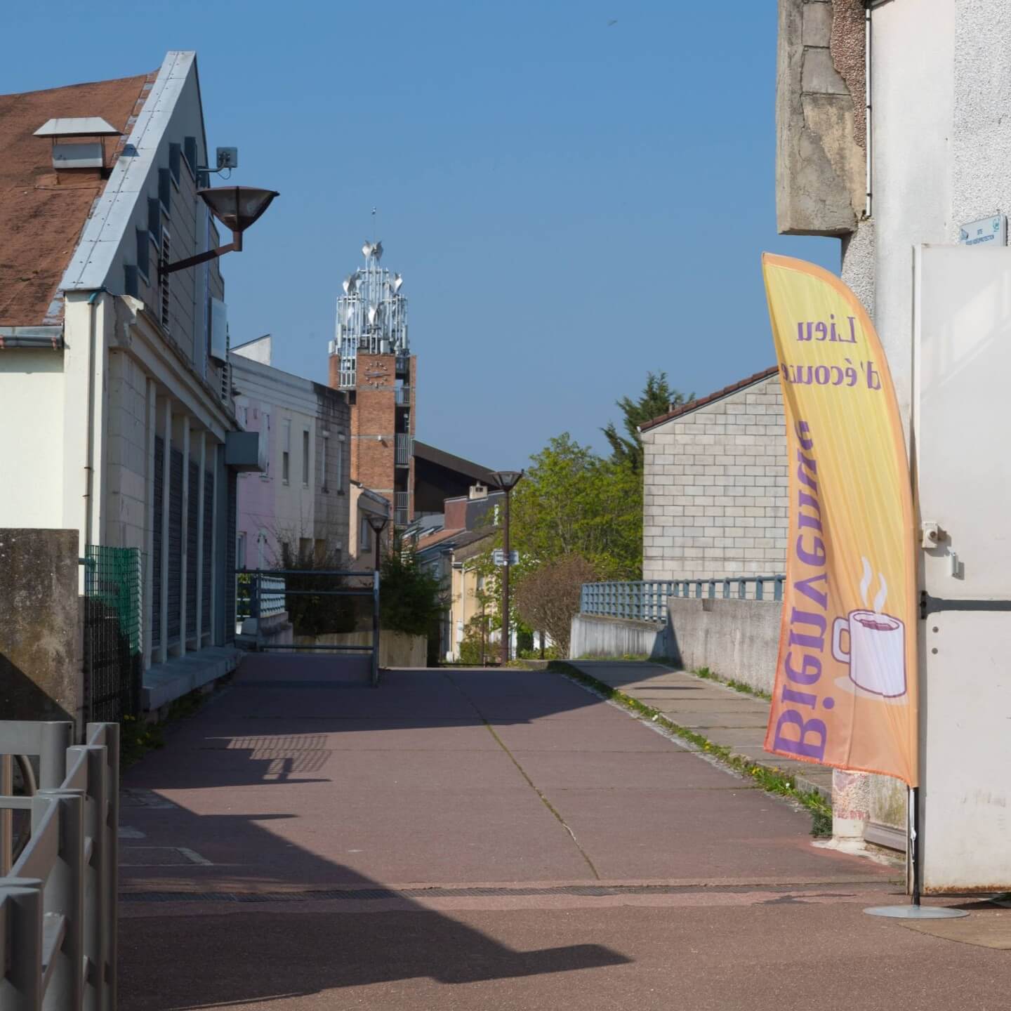 Une allée à Jouy le Moutier avec vue sur le Beffroi
